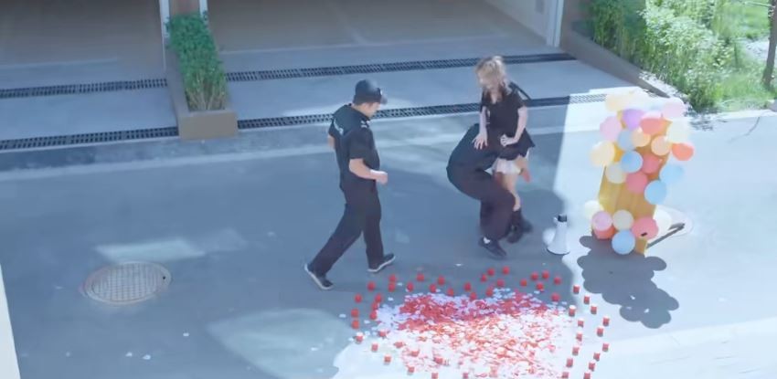 完蛋我被美女包围了